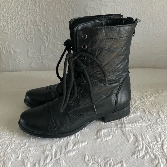 Steve Madden lace up boots. Size 6 - Picture 5 of 7